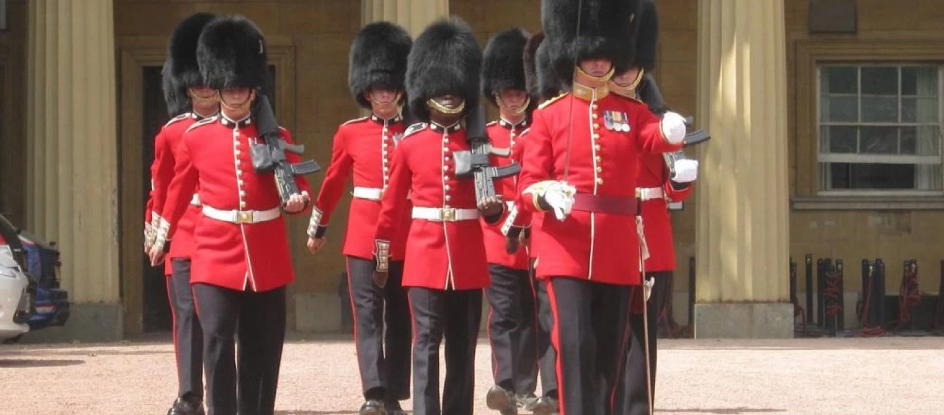 Βρετανία: Δύο μέλη της βασιλικής φρουράς σκόπευαν να κλέψουν πυρομαχικά!